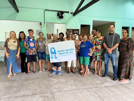 Grupo Cristão Mãos de Luz (GCML) doa alimentos para idosos